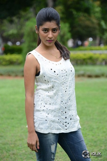 Gayatri-at-Bandhook-Movie-Platinum-Disc-Function